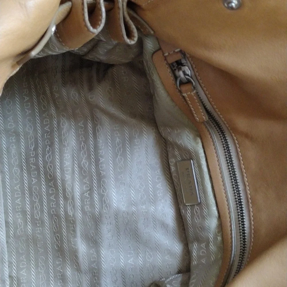 Prada Cuervo tan soft leather shoulder bag. - Picture 11 of 13